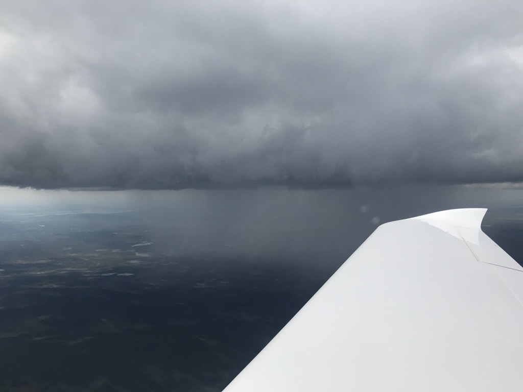 Ein heftiges Regengebiet mit möglicherweise eingelagerten Gewittern muss umflogen werden