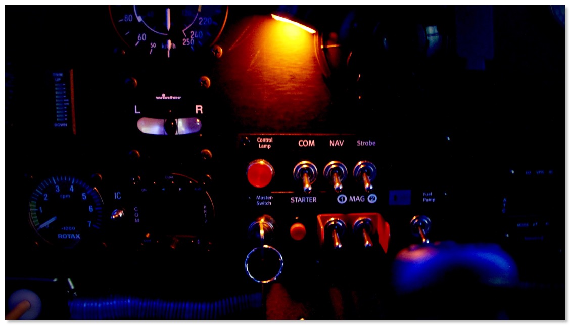 Cockpitbild im Dunklen